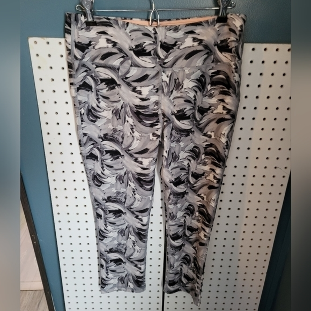 Marika Sport size M 8-10 leggings black &‎ white swirl